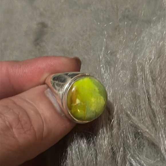 Sterling Silver Gaspeite ring size 9 - Picture 1 of 2